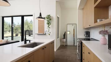 Fridge, oven, stovetop, dishwasher