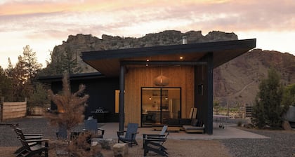 Smith Rock Oasis w/ Hot Tub Steps to the Park