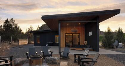 Private Retreat Steps to Smith Rock | Quiet Luxury & Hot Tub