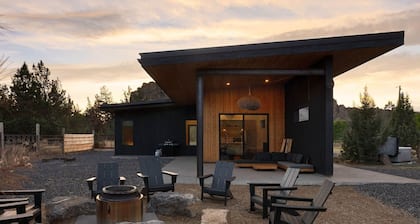 Private Retreat Steps to Smith Rock | Quiet Luxury & Hot Tub