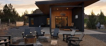 Private Retreat Steps to Smith Rock | Quiet Luxury & Hot Tub