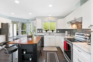 Fridge, microwave, oven, stovetop - Central Courtenay Modern Retreat: Urban Oasis (Courtenay)