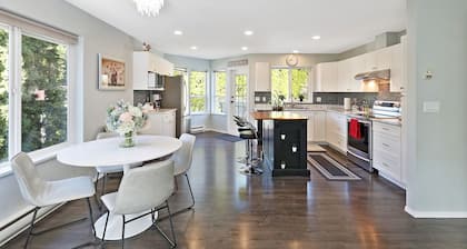Central Courtenay Modern Retreat: Urban Oasis