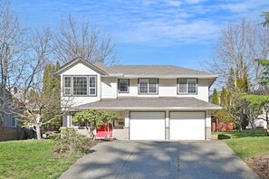 Exterior - Central Courtenay Modern Retreat: Urban Oasis (Courtenay)