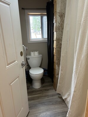 Douche, sèche-cheveux, serviettes fournies, savon