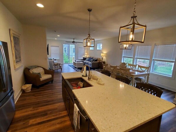 Smart TV - Cozy beach home, perfect for your next family vacation! (Ocean View)