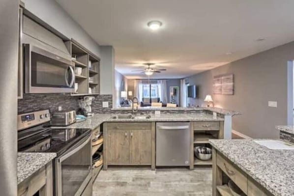 Een koelkast, een microgolfoven, een oven, een kookplaat