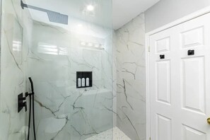 Dusche, Whirlpool, Haartrockner, Handtücher