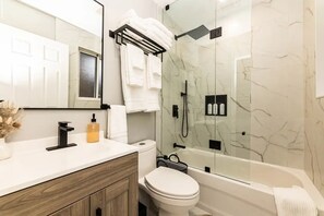 Een haardroger, een bidet, handdoeken, zeep