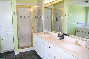 Bathroom - Mermaid Manor- 4BR Waterfront | Private Pier | Close to Beach (Chincoteague)