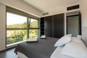 5 slaapkamers, een kluis op de kamer, een strijkplank/strijkijzer