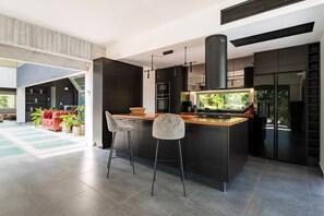 Micro-ondes, four, plaque de cuisson, lave-vaisselle