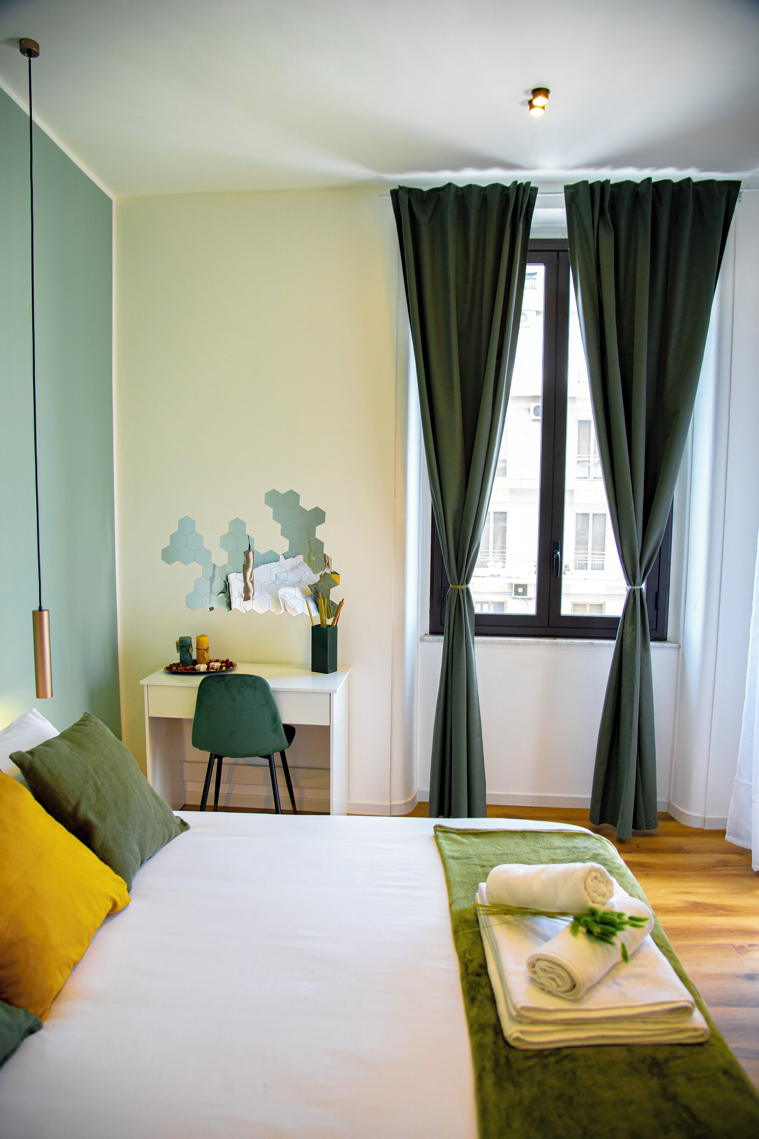 1 sovrum, värdeförvaringsskåp på rummet och skrivbord