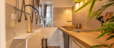 Fridge, microwave, stovetop, coffee/tea maker