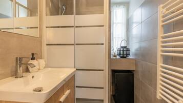 Douche, serviettes fournies, savon, shampoing