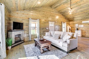 TV, fireplace, books - Cozy Mississippi Cabin w/ Covered Porch & Grill! (Glen)