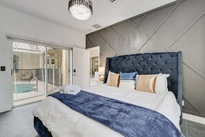 5 soverom, skrivebord, strykejern/-brett og reiseseng for barn