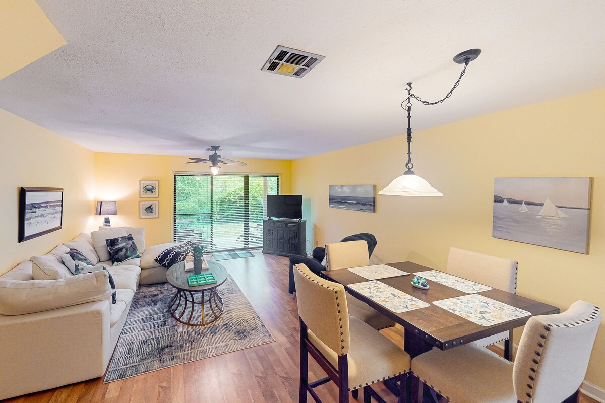 Sunny condo near the sand with pool, hot tub, tennis, smart TV, W/D, & AC