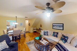 TV - Sunny condo near the sand with pool, hot tub, tennis, smart TV, W/D, & AC (Panama City Beach)