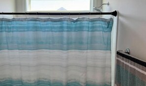 Haartrockner, Handtücher, Seife, Toilettenpapier