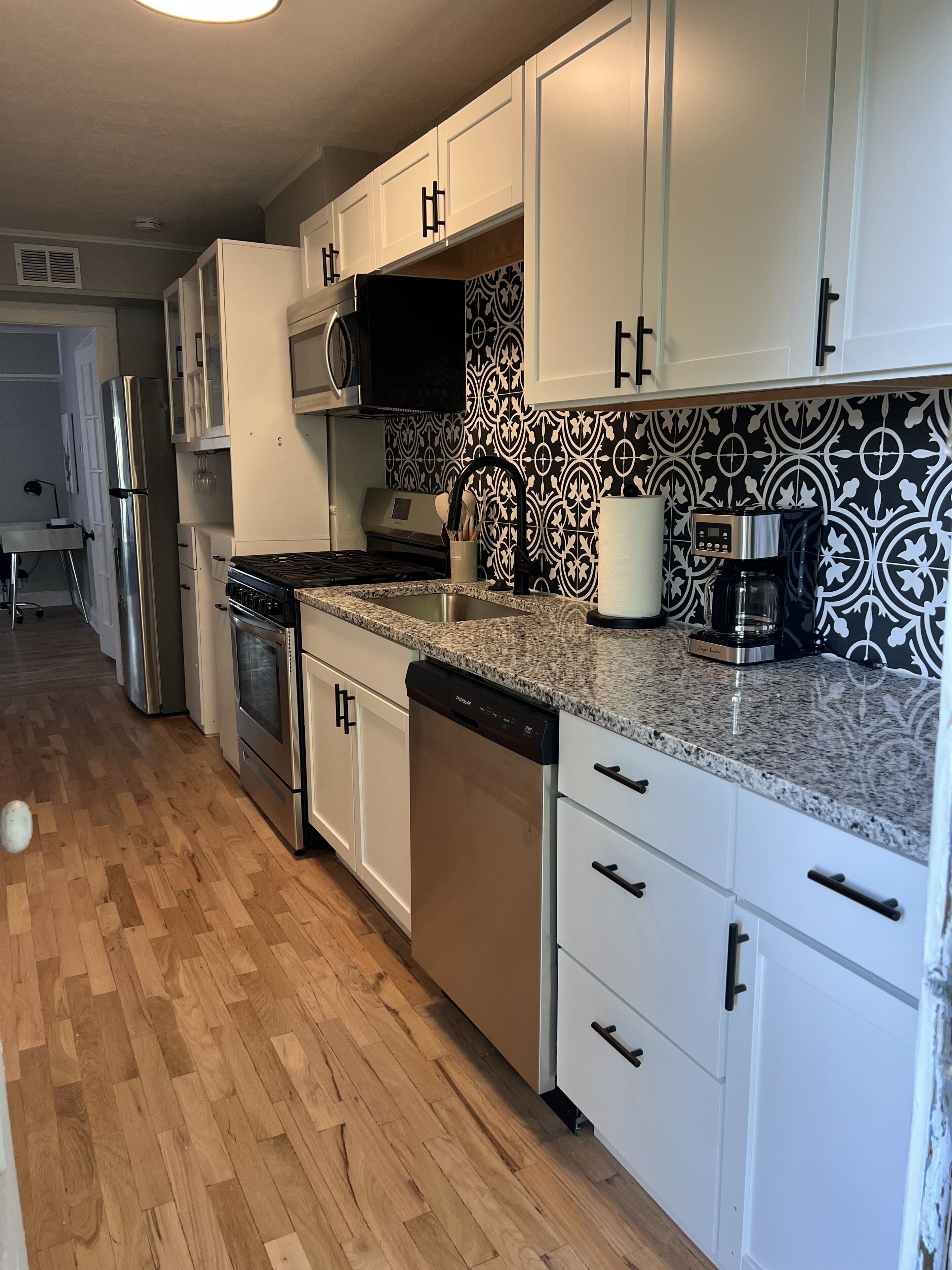 Remodeled Apartment with beautiful screen patio. Great location in KC! 