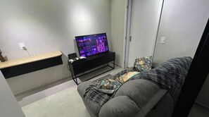 Smart-TV, Bücher, Musikbibliothek, Stereoanlage