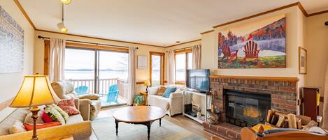 Smart TV, chimenea, libros