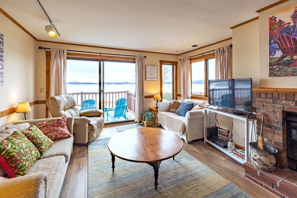 Smart-tv, eldstad och böcker