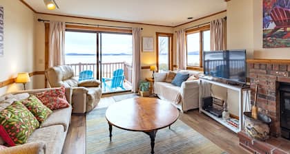 Cozy Lakeside Condo with a heated pool!