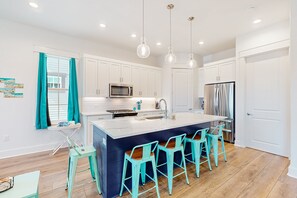 冷蔵庫、電子レンジ、オーブン、コンロ