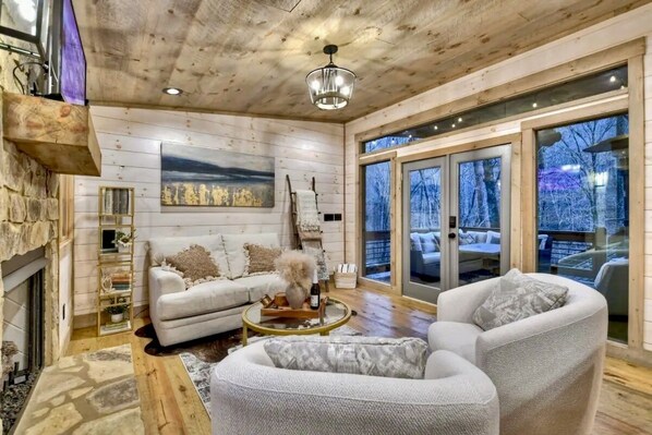 Living area - Keturah's Creek - Luxury Couples Tiny Cabin - 8 acres (Blue Ridge)