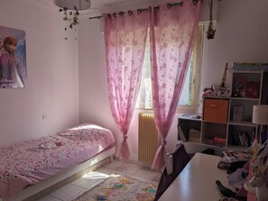 3 bedrooms, desk, iron/ironing board, free WiFi