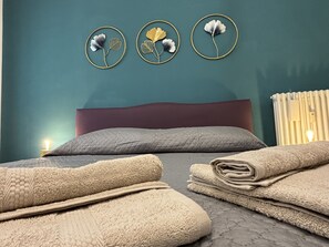 2 عدّة غرف نوم ومكواة/لوح كي وسرير سفر وواي فاي مجانًا