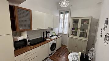 Réfrigérateur, micro-ondes, plaque de cuisson, cafetière/bouilloire