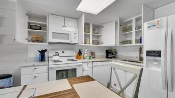 KylskÄp, mikrovÄgsugn, ugn och spishÀll