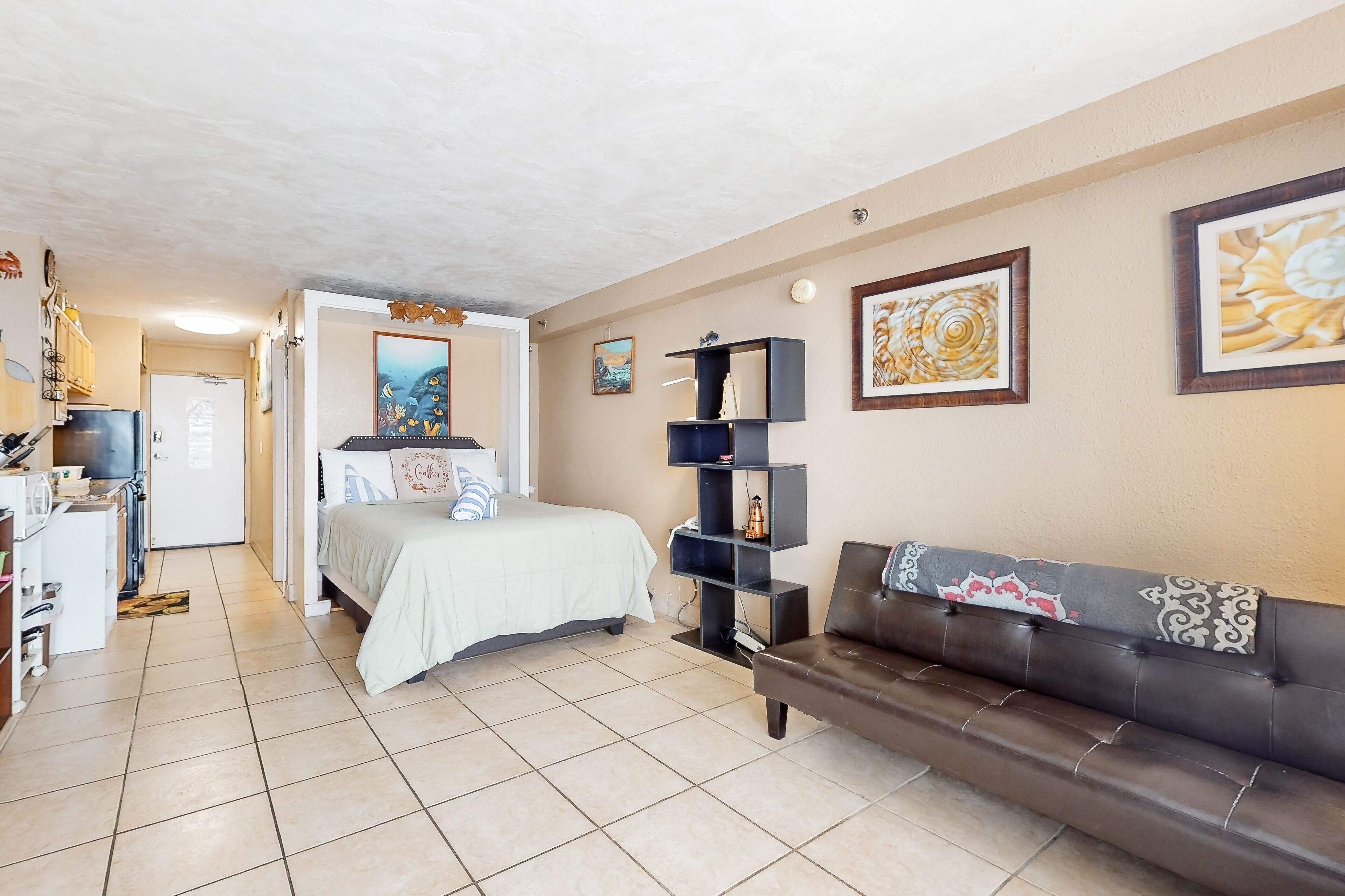 Oceanfront studio with beach access, pool, hot tub, game room, & balcony
