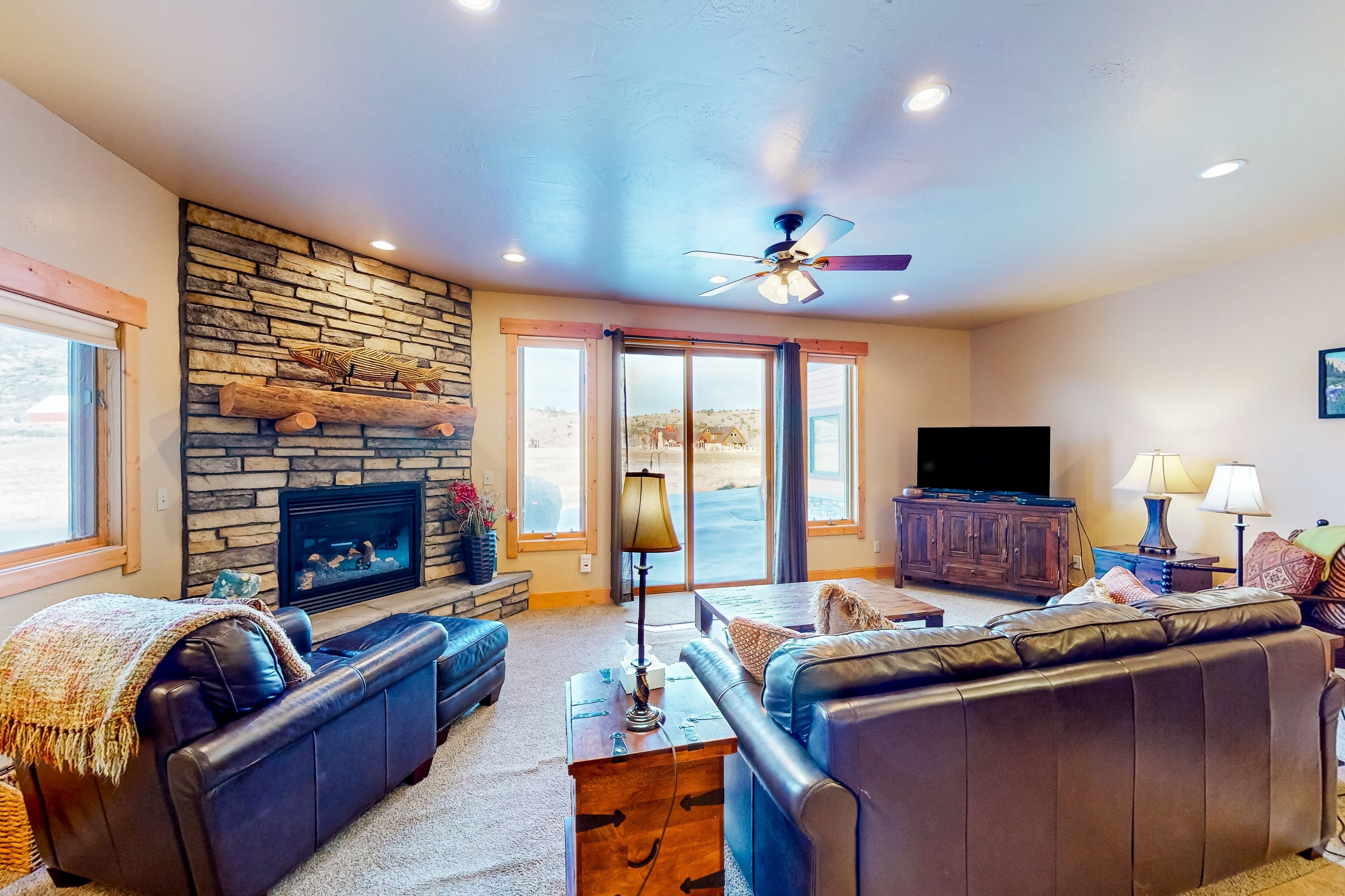 Golf-front townhome near excellent fishing, 2 fireplaces, grill - dog-friendly