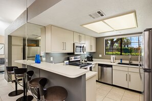 Kylskåp, mikrovågsugn, ugn och spishäll