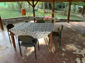 Outdoor dining - Quiet, and Serene. Boarders Mpanga Forest for nature walks, hikes and birding. (Kampala)