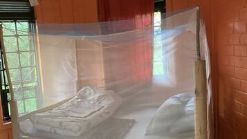 4 habitaciones, tabla de planchar con plancha, wifi y ropa de cama