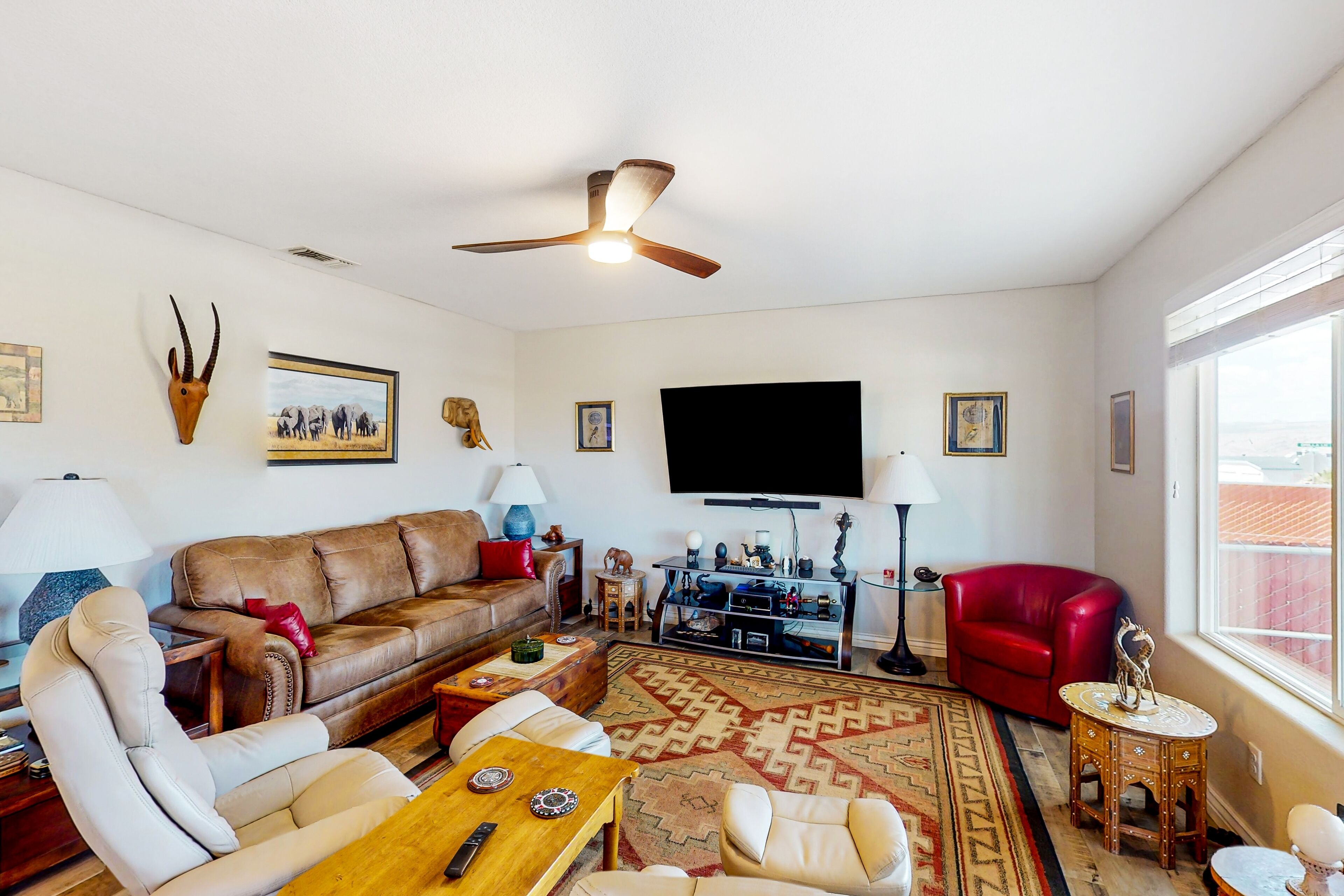 Serene oasis with enclosed yard, firepit, furnished patio, washer/dryer, & AC
