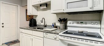 Lovely 2 bedroom 1 bath house near the beach