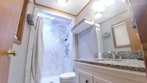 Een douche, een bubbelbad, handdoeken, zeep