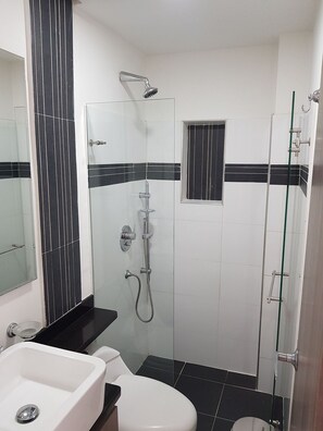 Suite | Badkamer | Een douche, een regendouche, een haardroger, handdoeken
