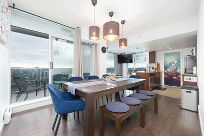 Sub-Penthouse Condo with Jacuzzi, Pool, Sauna & Gym