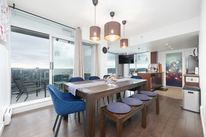 Sub-Penthouse Condo with Jacuzzi, Pool, Sauna & Gym