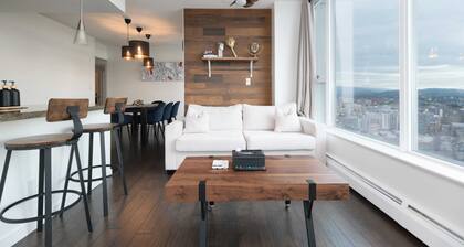 Sub-Penthouse Oasis with Jacuzzi, Pool, Sauna & Gym