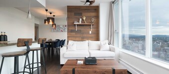 Sub-Penthouse Oasis with Jacuzzi, Pool, Sauna & Gym