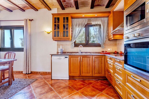 Réfrigérateur, micro-ondes, four, lave-vaisselle