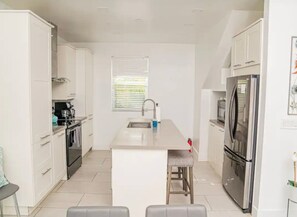 Grand réfrigérateur, lave-vaisselle, bouilloire électrique